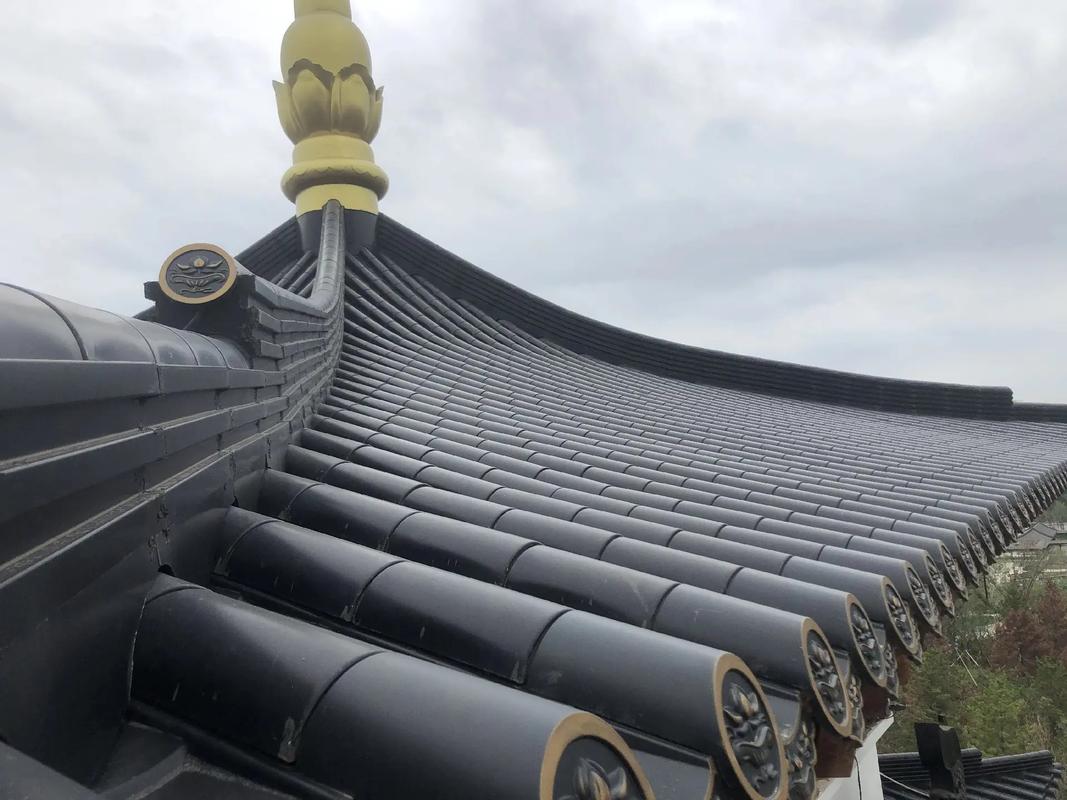 铝镁锰瓦可用五十年以上,铜瓦可用百年以上.